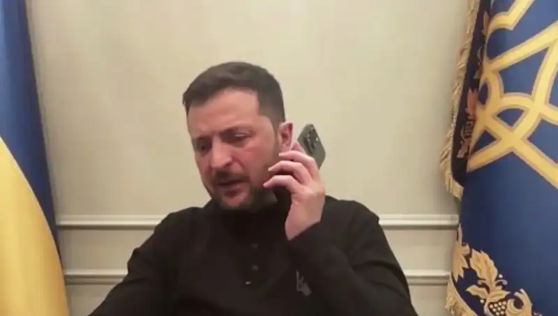 : Zelenski'nin Basın Toplantısında Macron'dan Dikkat Çeken Telefon Araması