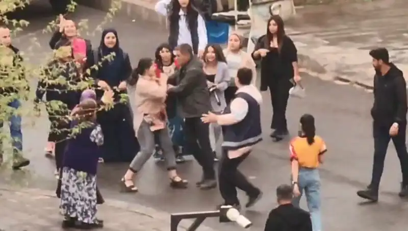 Adliye Önünde Sıcak Gelişme: Tekmeli Yumruklu Kavga Kamera Kaydına Girdi