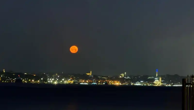 İstanbul'da Görsel Şölen: "Çilek Dolunayı" İle Geceye Renk Katıldı