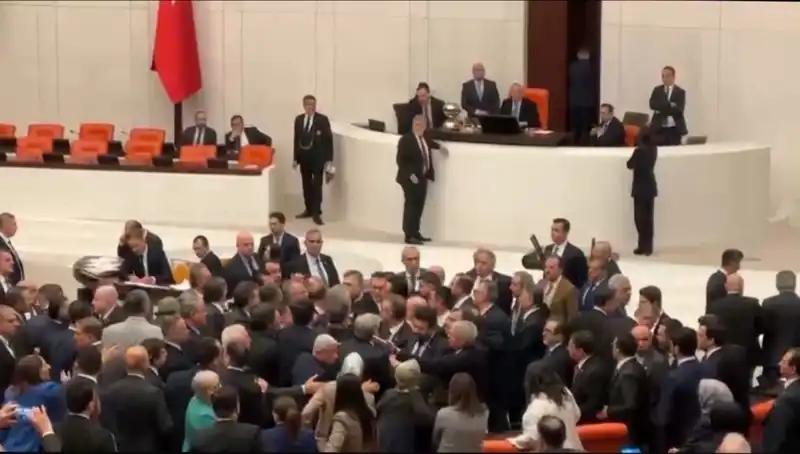 Mecliste Neler Oluyor? Emekli İkramiyesi Krizi Tartışmaları Kızıştırdı!