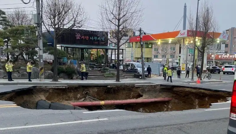 Güney Kore'de Motosiklet Yutan Dev Çukur: Kayıp ve Yaralı Alarmı