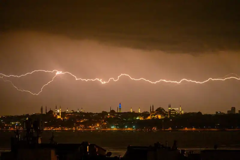 İstanbul’da Sıcaklık Şoku: 22 Derecelik Aniden Düşüş ve Kar Beklentisi