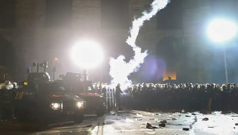 Saraçhane’de Kaos! Polise Saldırı Düzenleyen Gruba Sert Müdahale