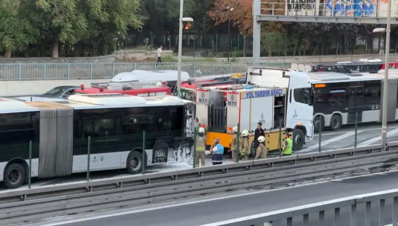 İstanbul'da Metrobüs Yangını: Trafikte Kaos ve Önlemler