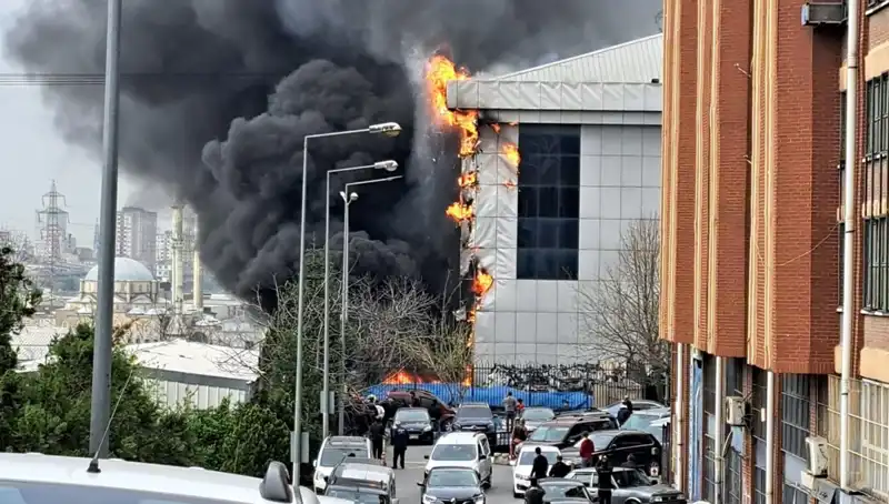 Başakşehir'de Yangın: Sanayi Sitesinde Büyük Panik ve Müdahale
