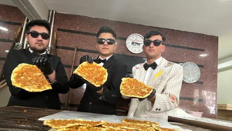 Takım Elbiseli Fırıncılar Şehirdeki Herkesi Büyüledi: Fırtına Gibi Geldiler!