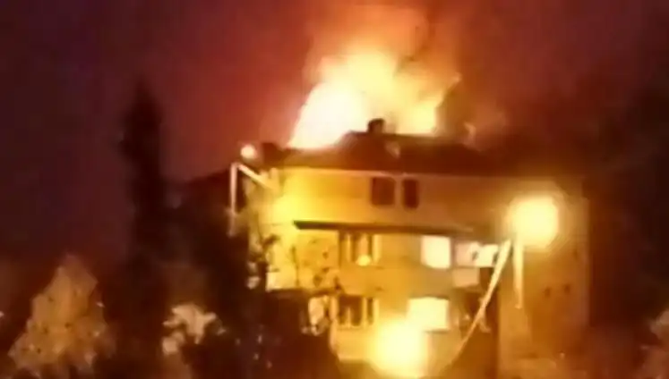 Saman Yüklü Çatı Alev Alev Yandı, Mahalle Sakinleri İsyanda!