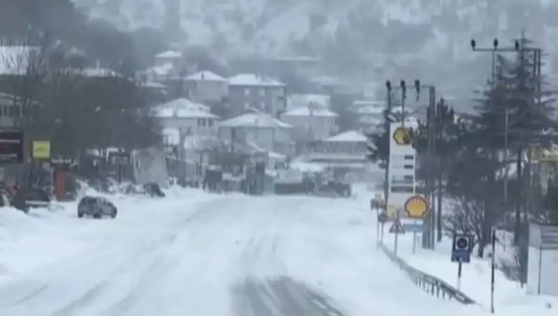 Sertavul Geçidi’nde Kar ve Sis Tehlikesi: Ulaşım Tamamen Kesildi!