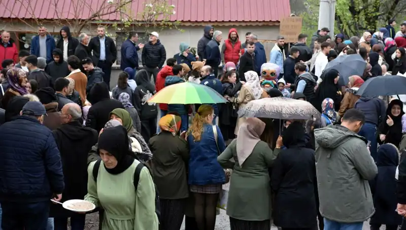Bir Asırlık Gelenek: 12 Bin Kişi Geleneksel Bayramlaşmada Buluştu