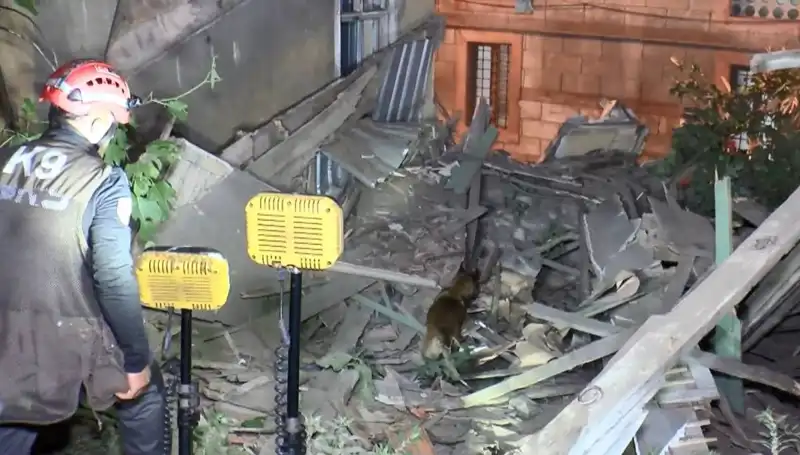 İstanbul’da Deprem Sonrası Çöken Bina, Korkuları Yeniden Düşündürüyor!