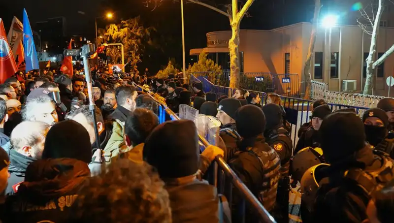 Ekrem İmamoğlu Protestolarında Sıcak Gelişmeler: 16 Polis Yaralandı, 53 Gözaltı