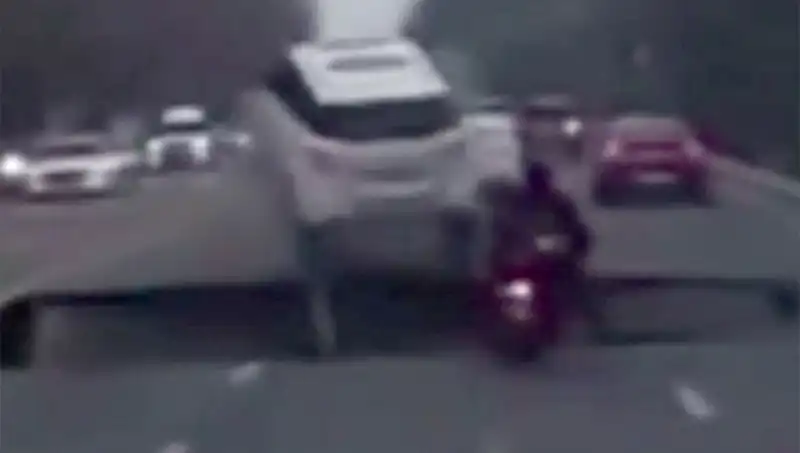 Güney Kore Otoyolunda Dev Çukur Motosikleti Yuttu: Şoke Eden Görüntüler!