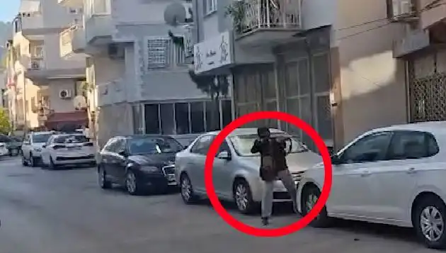 İzmir’de İnanılmaz Anlar: Saldırganla Polisin Çatışma Anları Kameralara Yansıdı