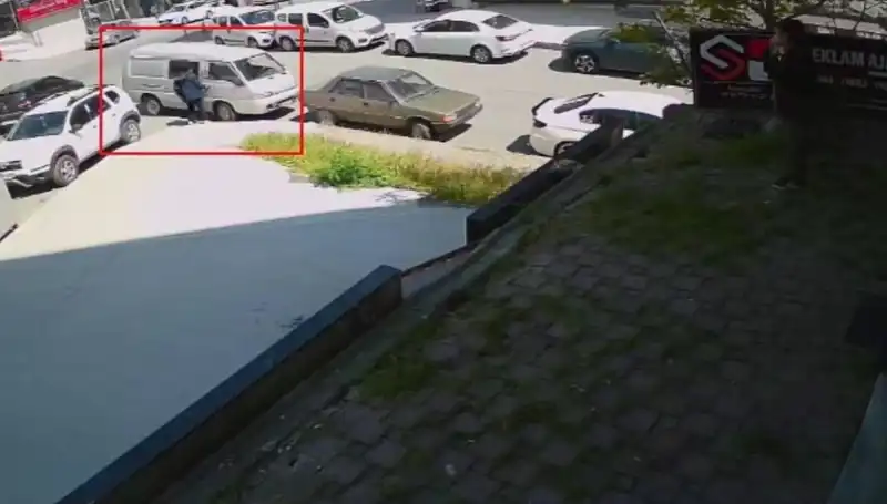 Aracını Çalmak İsteyen Hırsızı Suçüstü Yakaladı, Herkes Şaşkın!