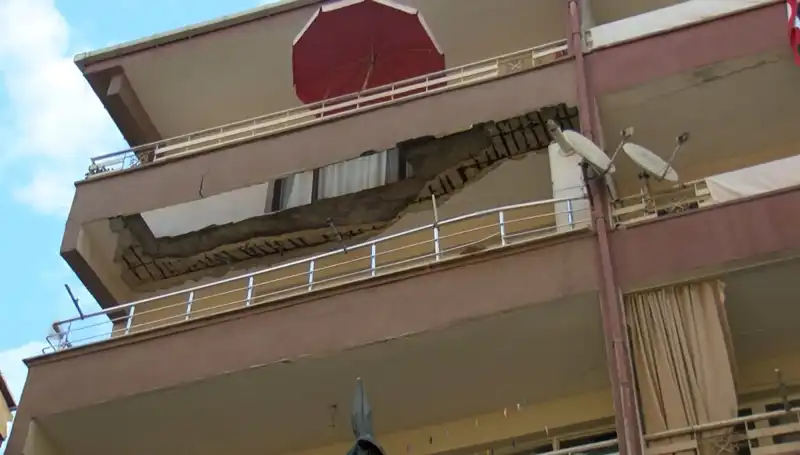 Güngören'de Korkunç Olay: Beş Katlı Binanın Balkonu Çöktü, Neler Oldu?